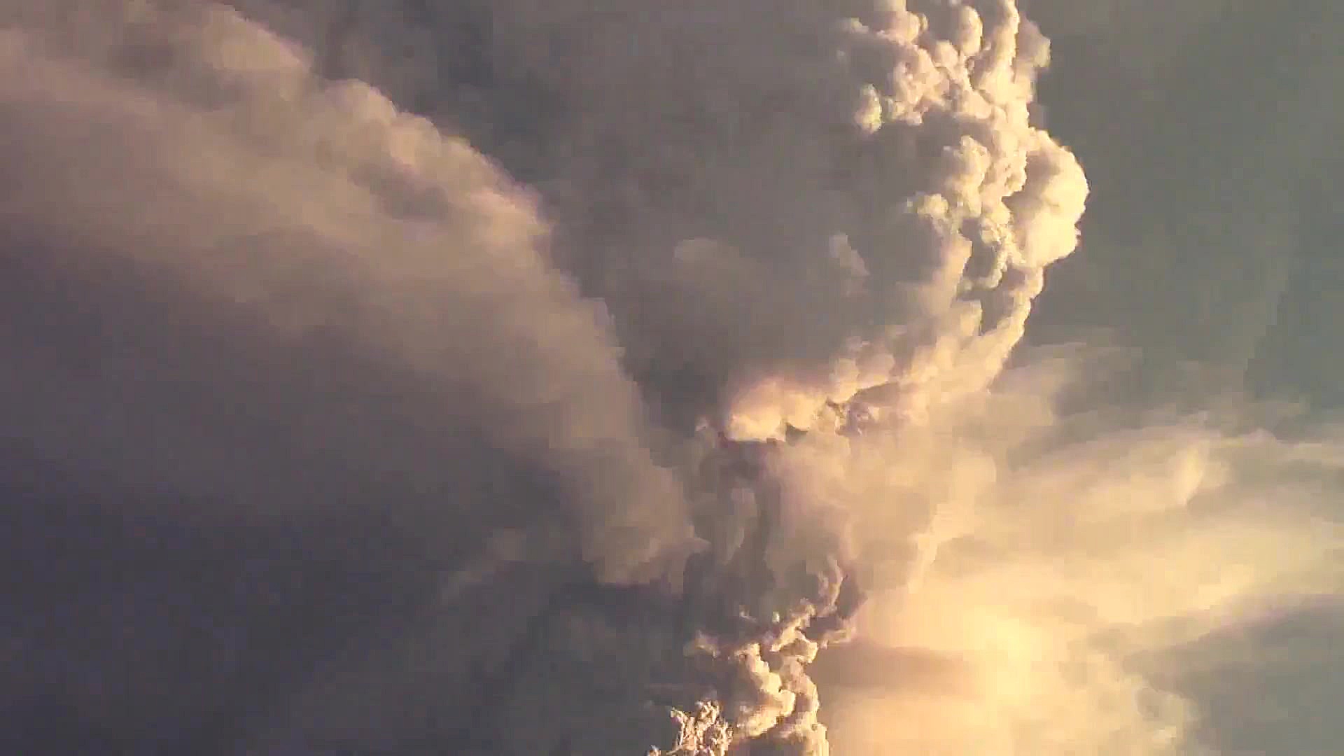 2014 شاهد فوران آتشفشان در اکو...