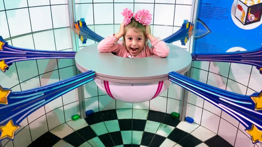 ایوا و پدر در موزه