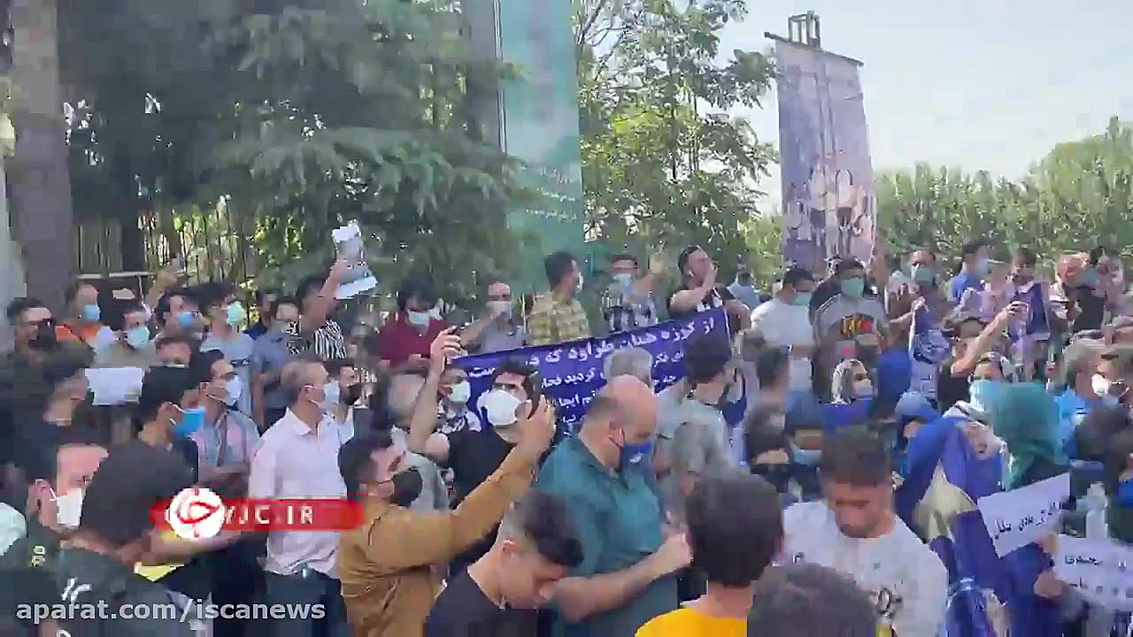 تجمع هواداران استقلال مقابل وز...