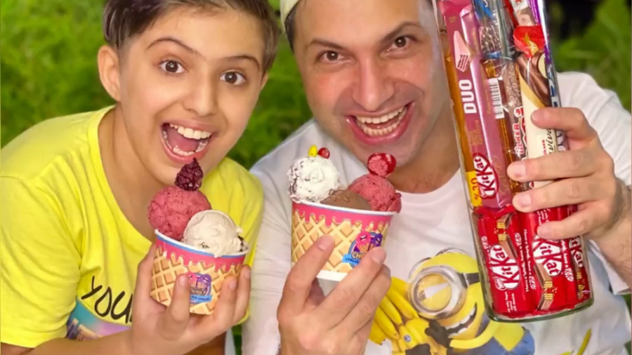 بستنی میزنن با همه چی