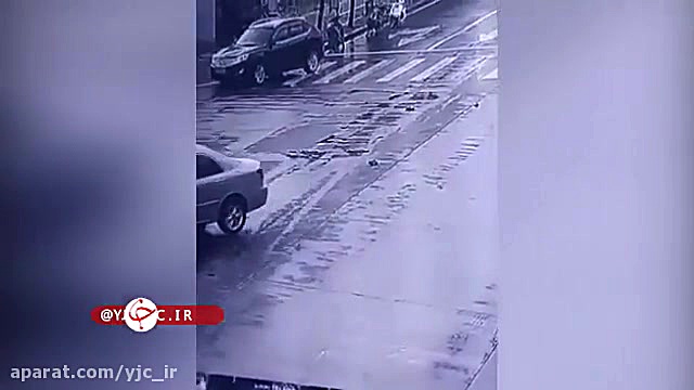 سر به هوایی، عابرپیاده را به ک...