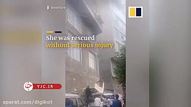 نجات دختربچه گیر افتاده در بین...