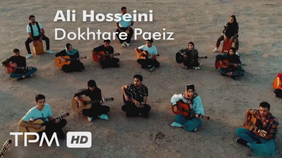 همخوانی هواداران با موزیک دختر...