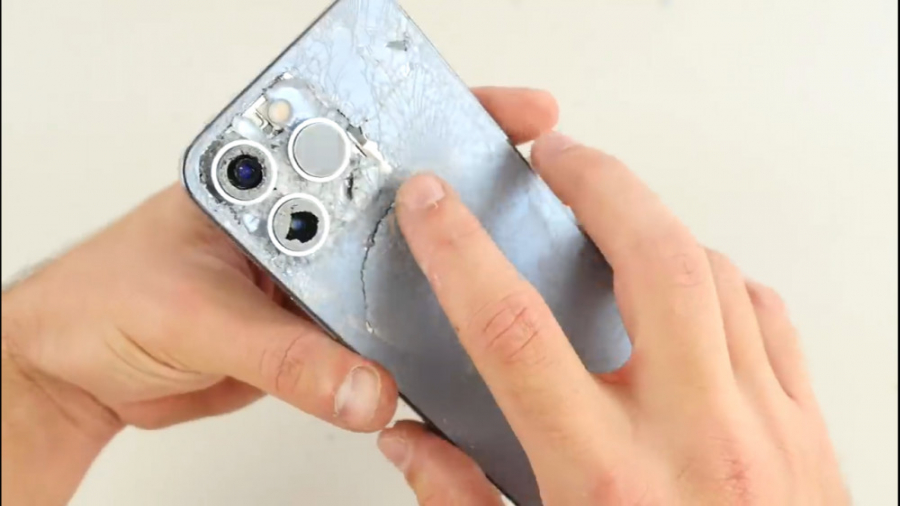 تست مقاومت آیفون ۱۳ پرو در برا...