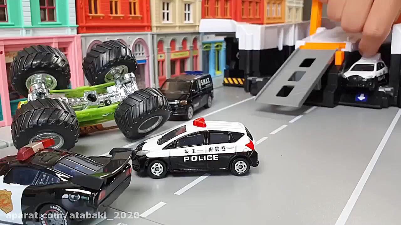 کارتون مبارزه ماشین پلیس و ماش...