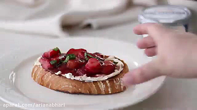 طرز تهیه صبحانه توت فرنگی با خ...