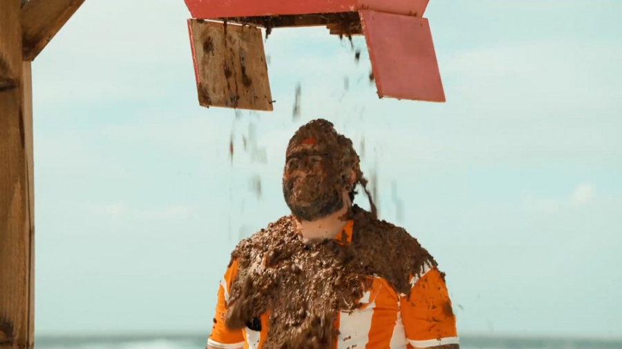 ریختن گوز روی رجب