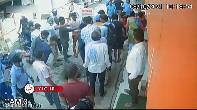 سقوط یک مادر و فرزند به داخل چ...