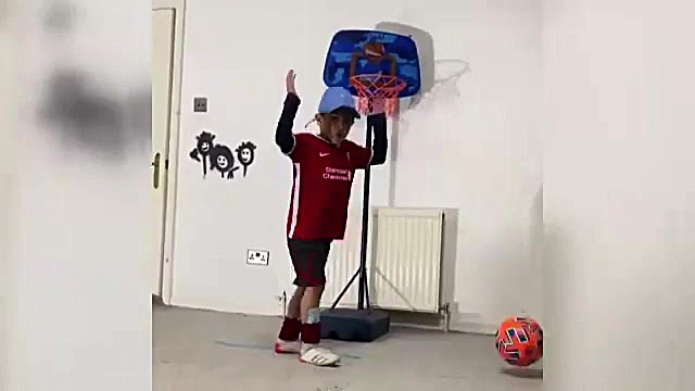 تلاش و سماجت یک بچه ایرانی برا...