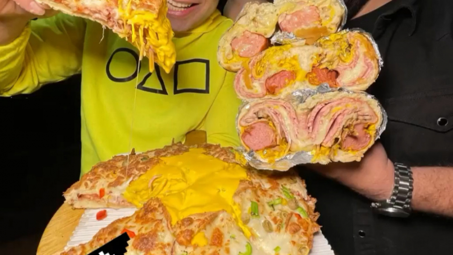 پیتزا های گنگ بالای اموجی وات