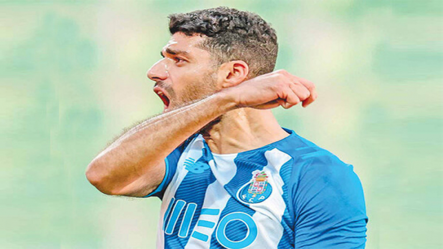 قیچی برگردون زیبای طارمی  صحنه...