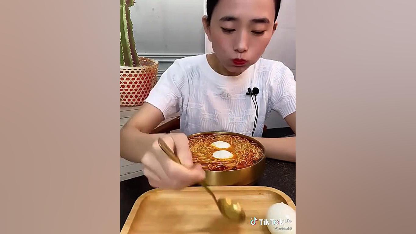 چالش غذا خوردن