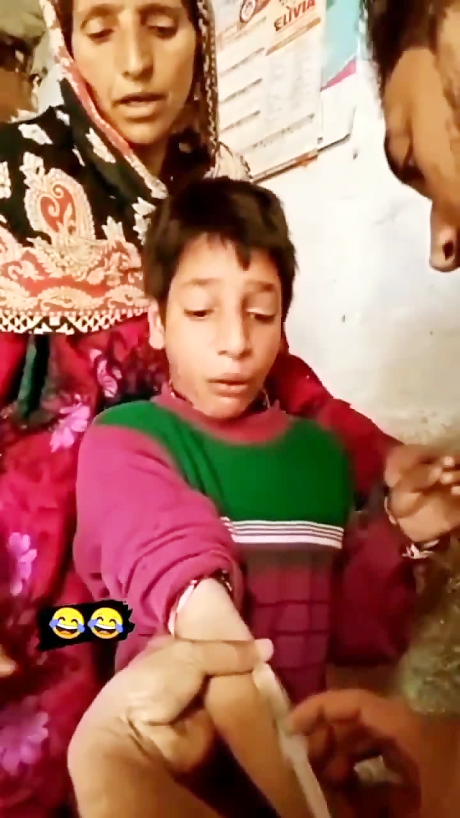 (امپول زدن به یه بچه روستایی)