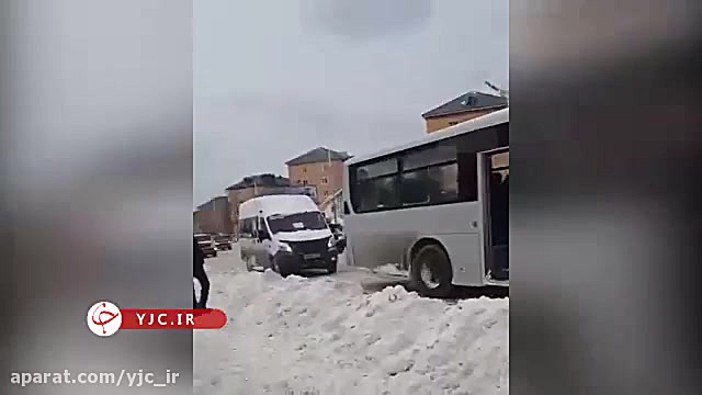 سر خوردن کامیونت در خیابان برف...