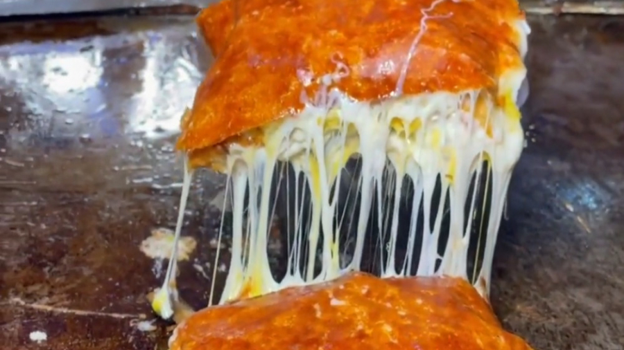 چیز برگر ایتالیایی کنار سوسیس...