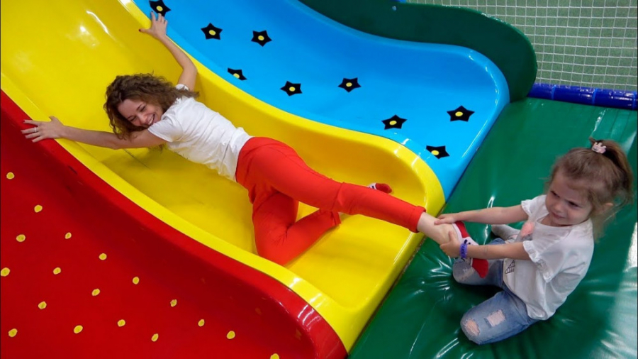 ایوا و مامان در شهر بازی