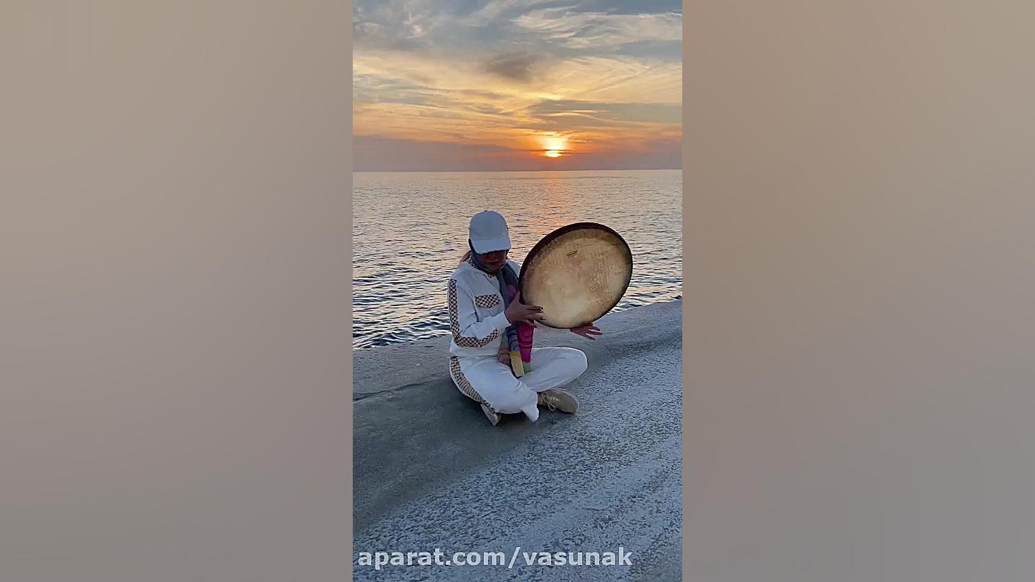 دف نوازی دختر شیرازی کنار دریا