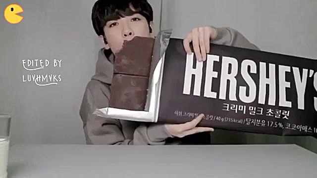 خوردن شکلات بزرگ