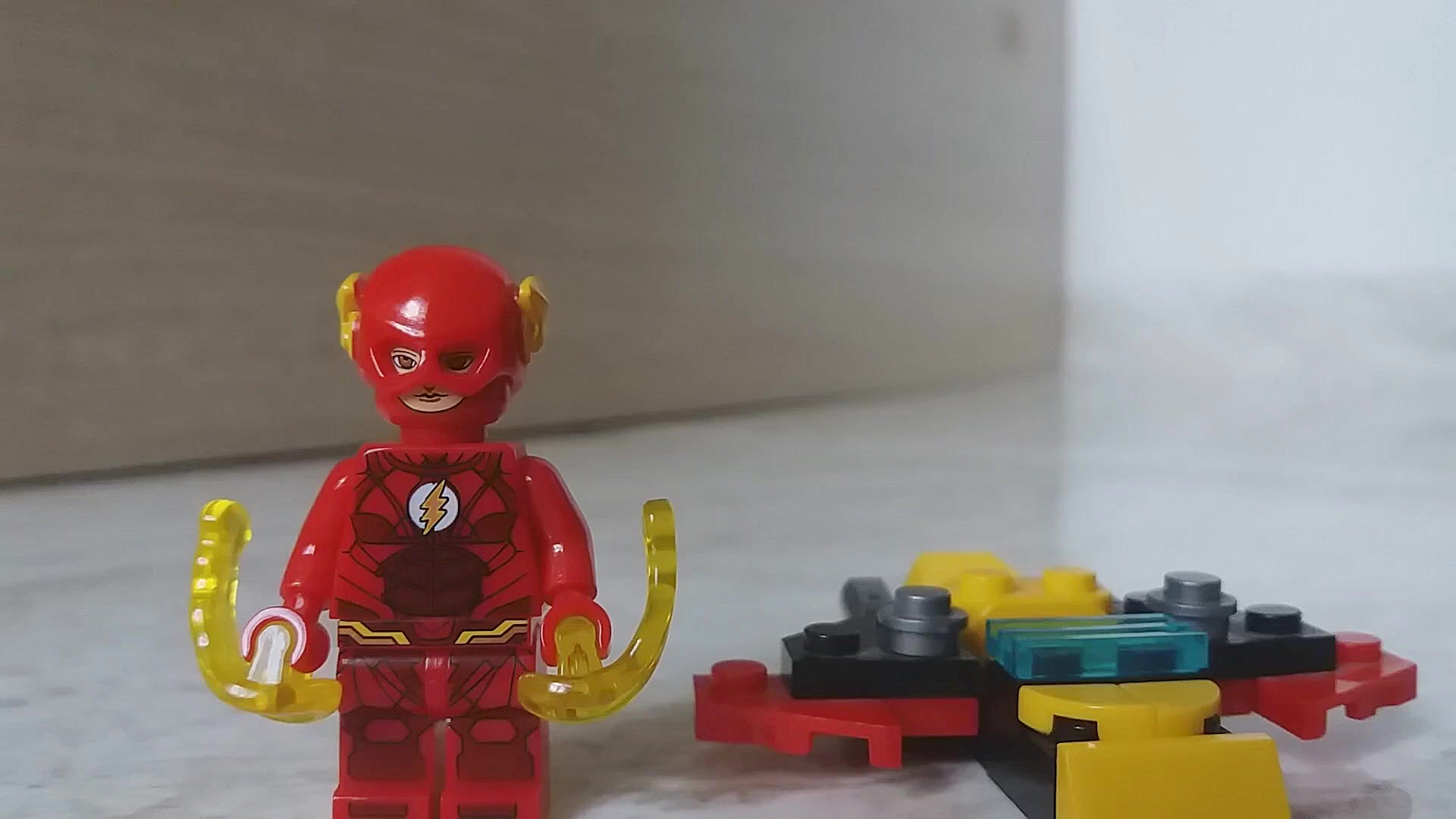 بررسی لگو فلش