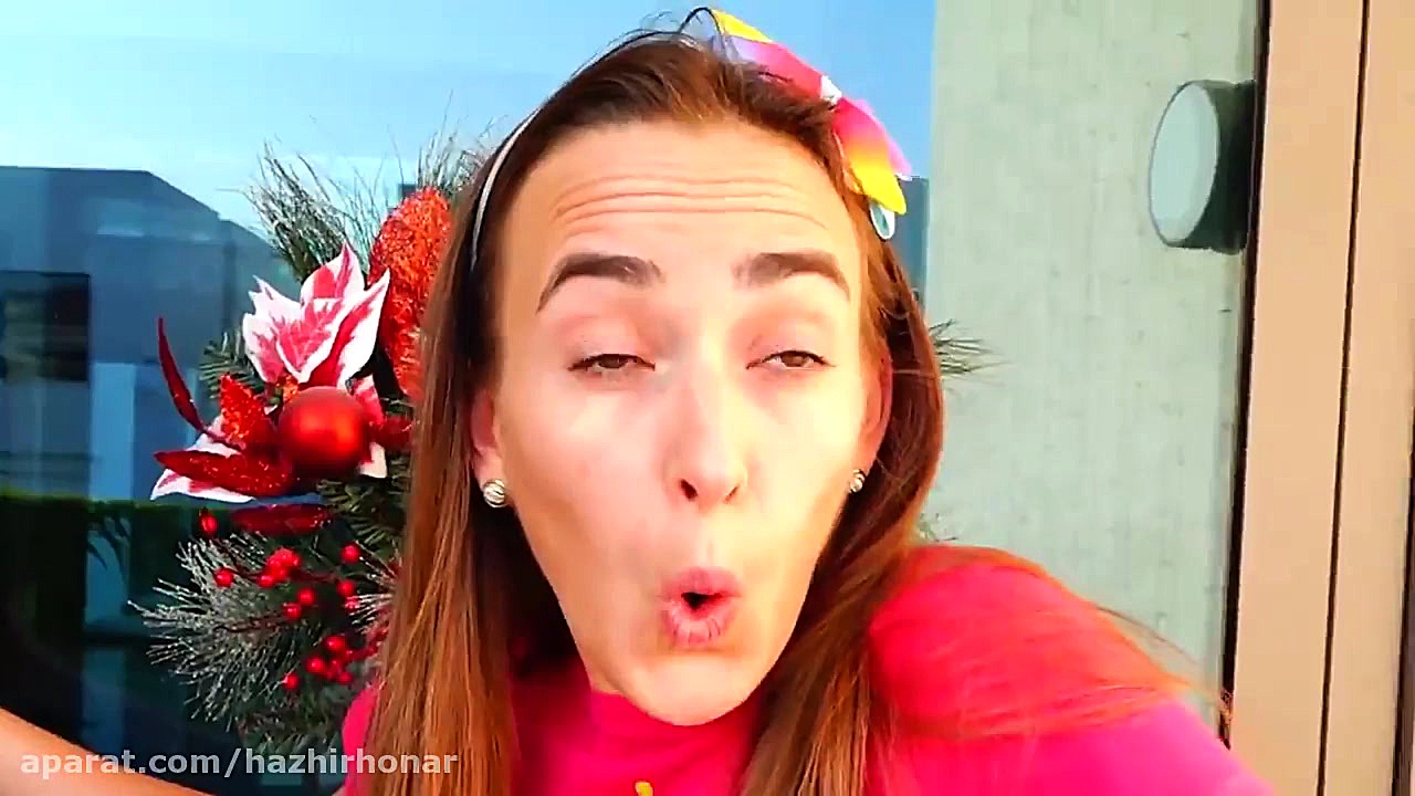 ولاد و نیکی در حال بازی با اسب...