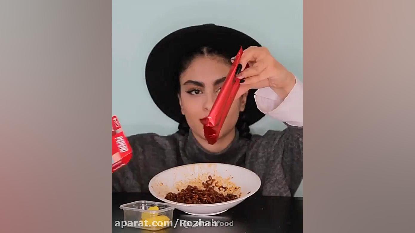 چالش خوردن، نودل تند با سیب زم...