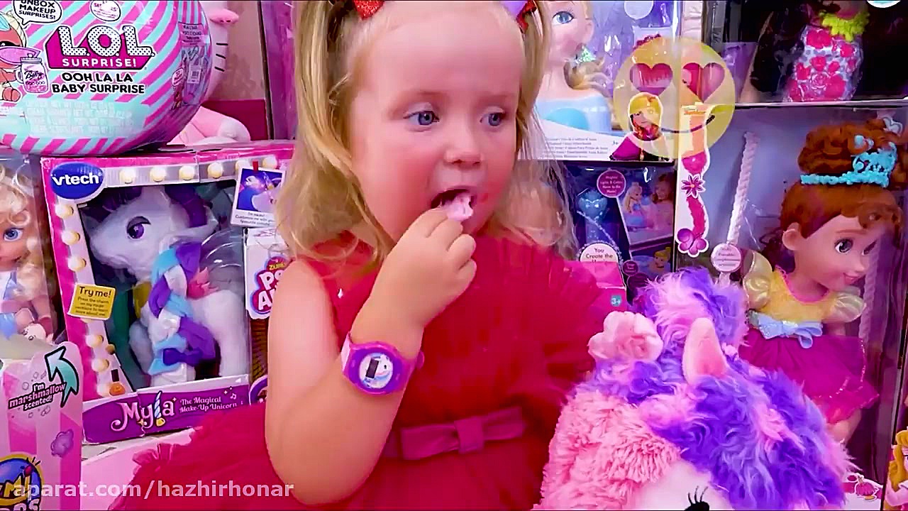 ساشا و آنیا در حال خرید در فرو...