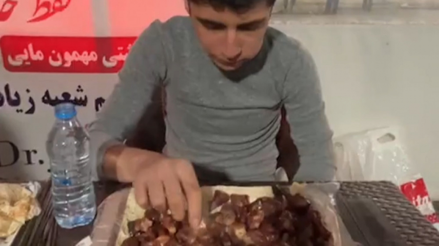 چالش خوردن ۲۰ سیخ جیگر در ۱۰ د...