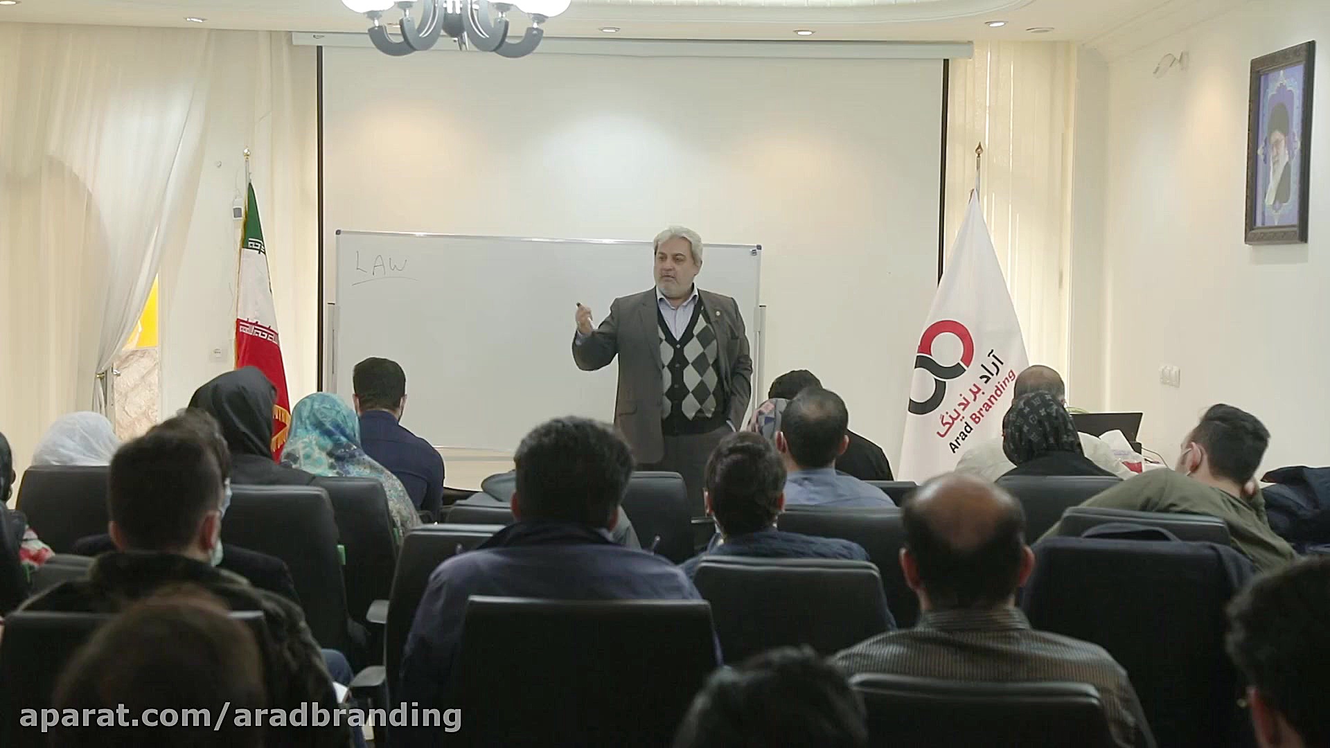 اساس تجارت قرارداد است