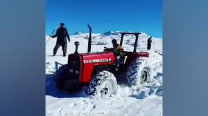 اولین برف زمستانی با تراکتور ب...