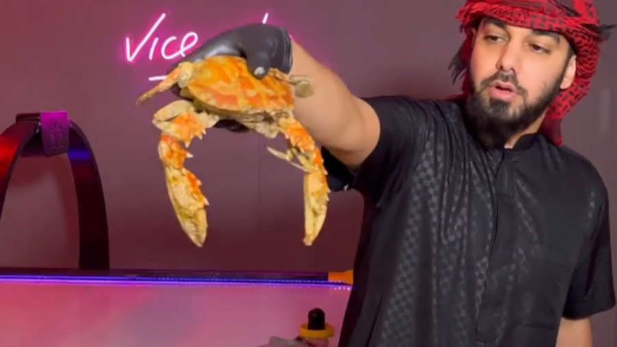 پخت سینی خوراک دریایی: خرچنگ،...