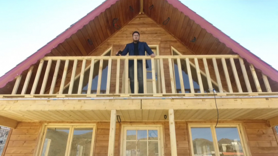 گروه صنعتی آذر، کلبه چوبی