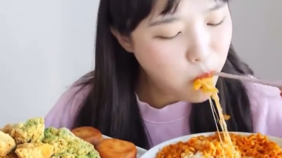 اسمر خوردن نودل و ذرت مکزیکی و...