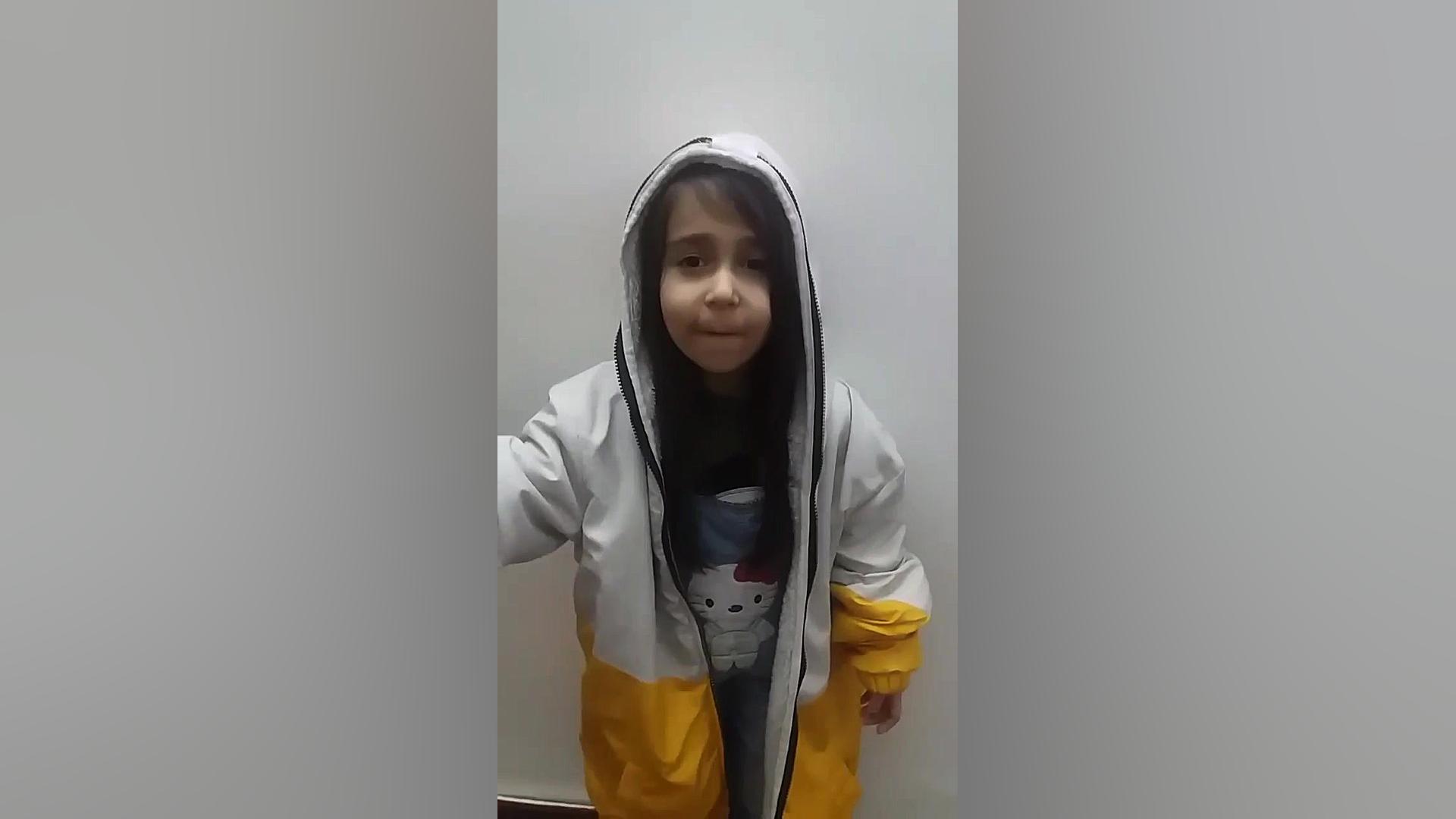 خوندن آهنگ اون موهایتو تو چشم...