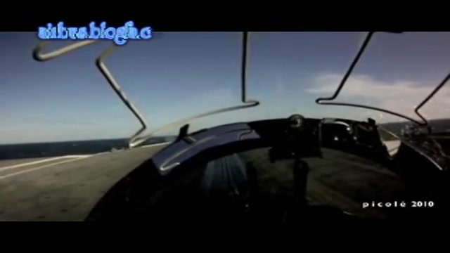 تیک آف هواپیمای جنگنده از روی...