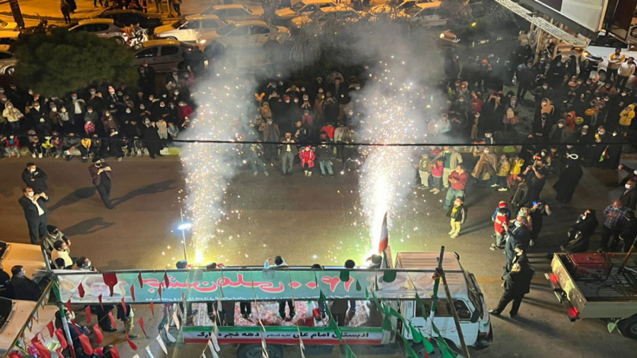 نور افشانی آسمان و اجرای سرود...