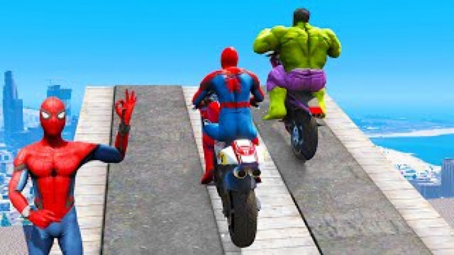 چالش پرش با موتور در ساحل مرد...