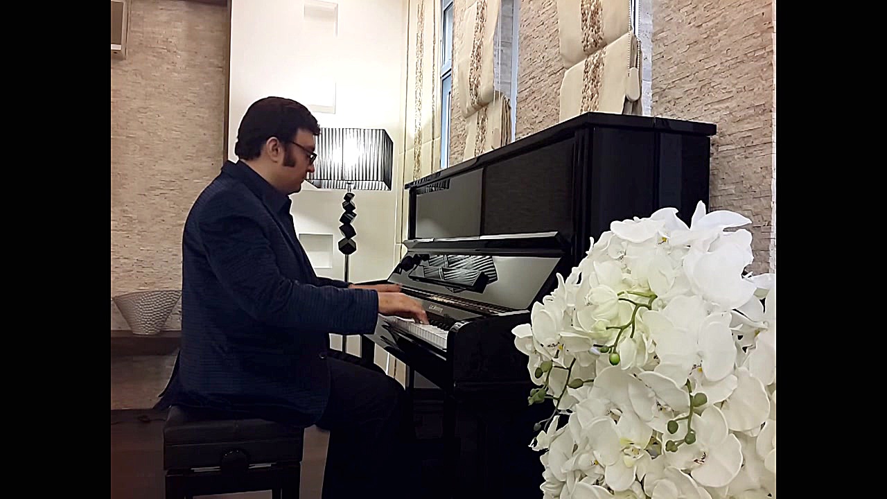 غریبه  خواننده و نوازنده پیانو...