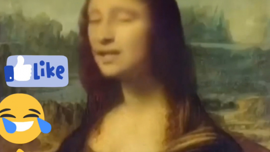 مونالیزا درحال خواندن آهنگ!!