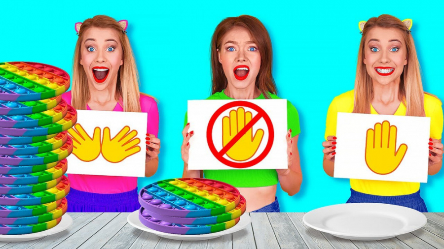 چالش خوردن غذا بدون دست و یک د...