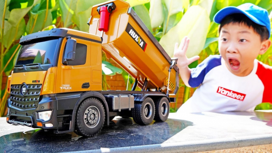 بازی کامیون کمپرسی با اسباب با...