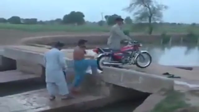 خیس کردن مسافرای قطار با موتور