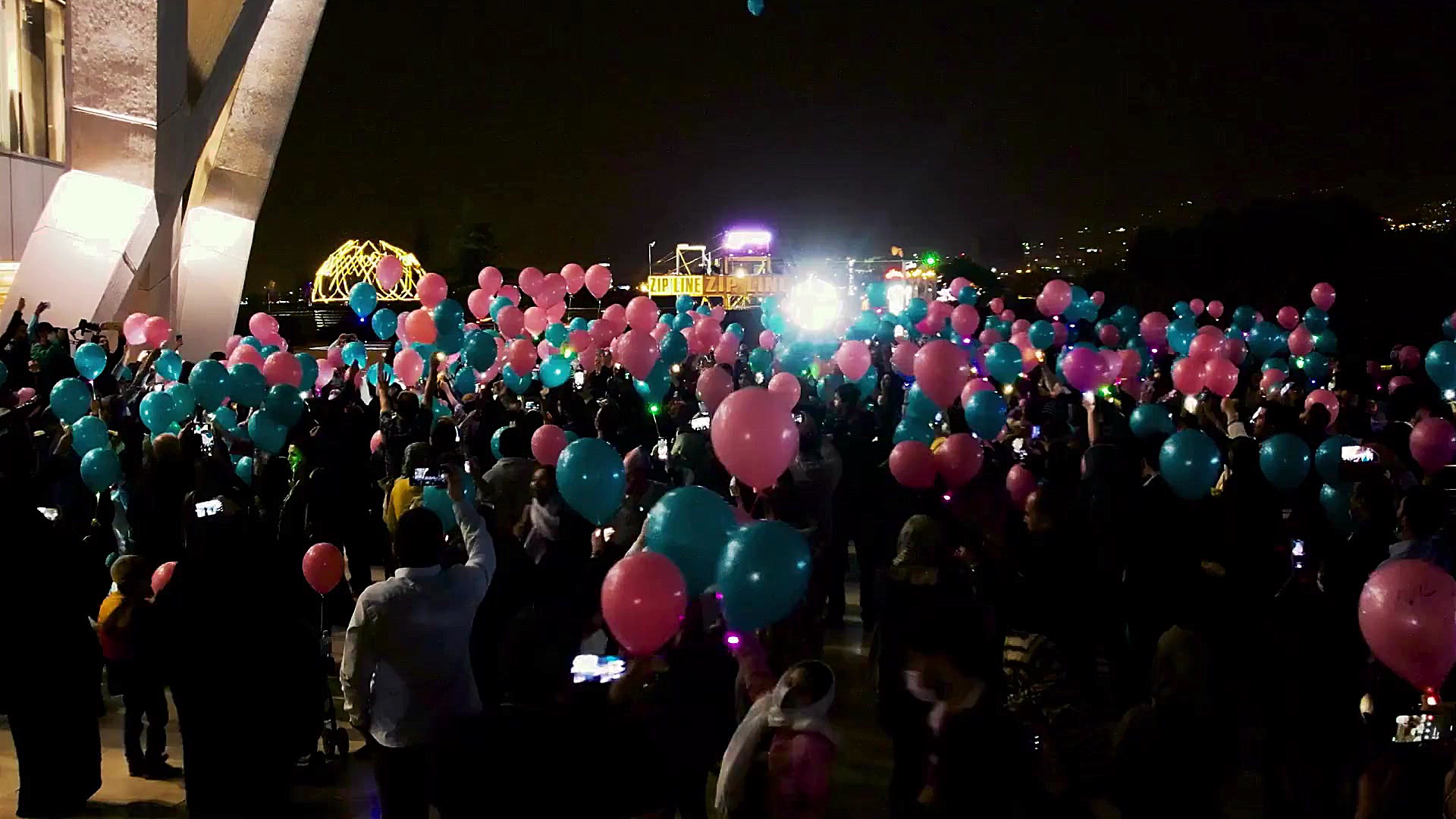 پرواز هزاران بادکنک رنگی به یا...