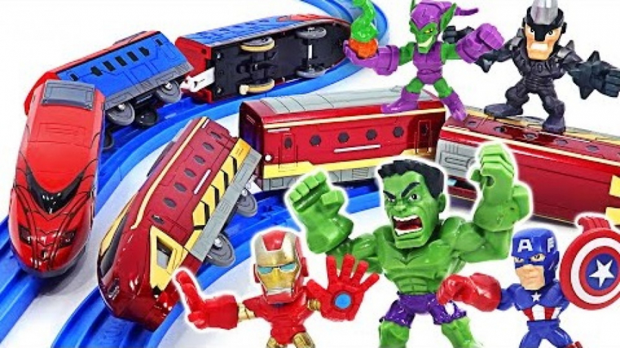 بازی با اسباب بازی ابرقهرمان ه...