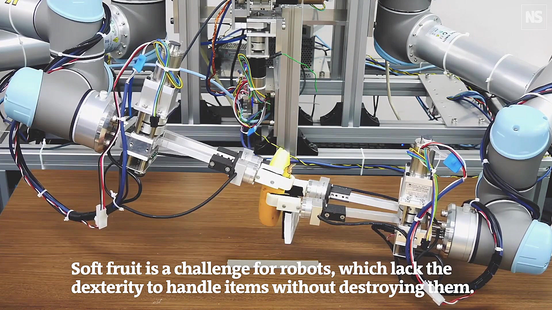 ربات ژاپنی موز پوست کن