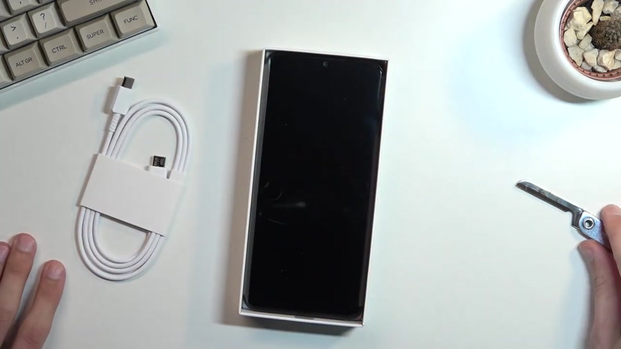 ویدیو جعبه گشایی و بررسی گوشی...