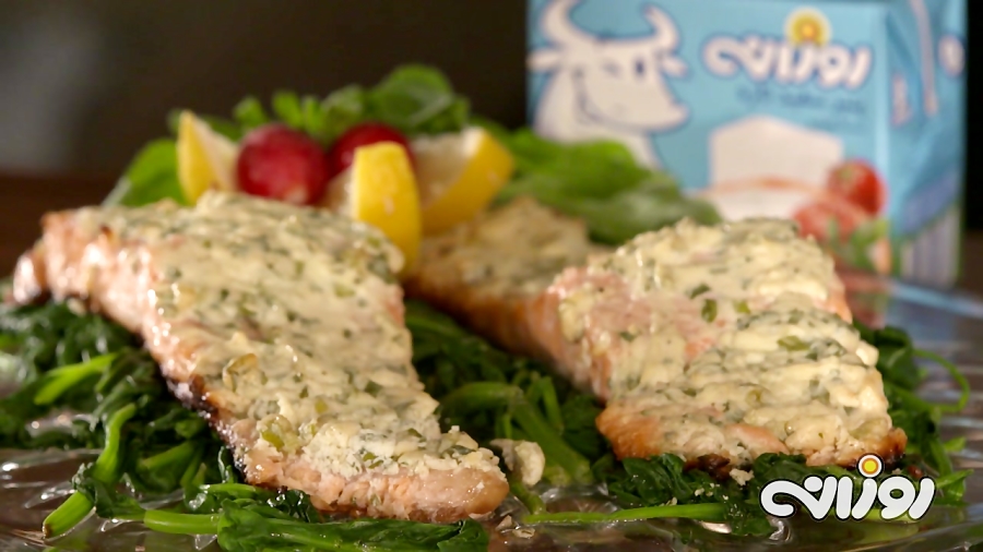 ماهی سالمون گریل شده با سس سبز...