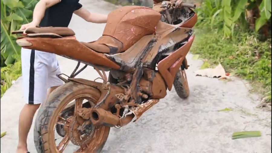 بازسازی کامل یک موتور سیکلت فو...