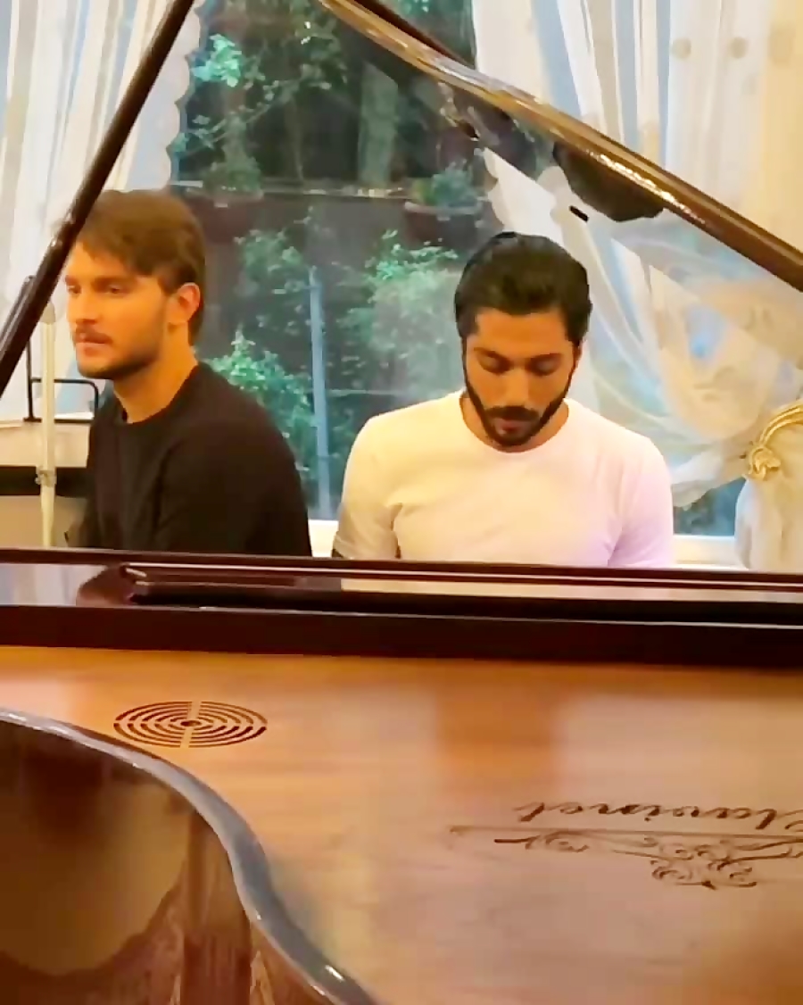 پیانو زدن کیسان دیباج در پشت ص...