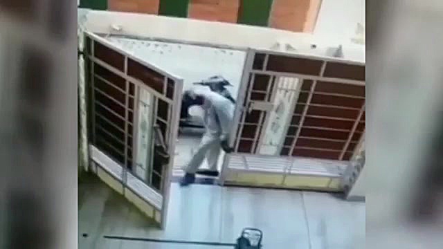 حمله گاو به پیره مرد بیچاره