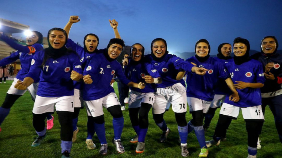 گفت و گو طنز برنا با ۶ ستاره ف...